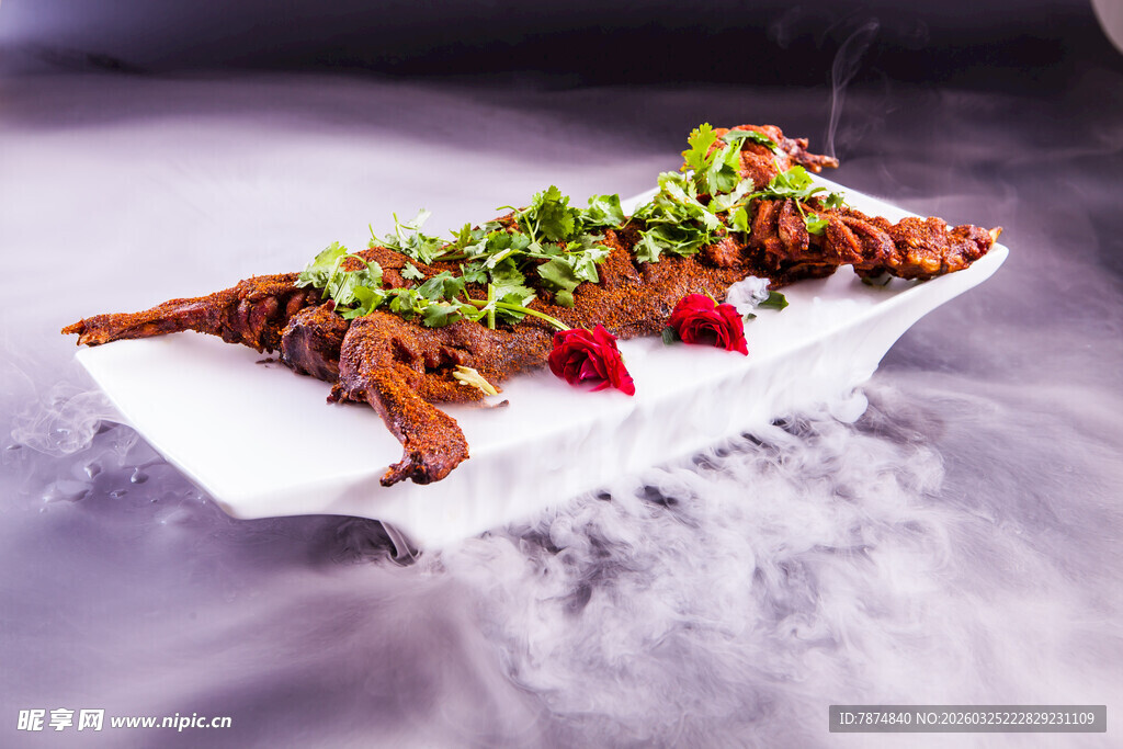 烟雾缭绕的美味烤全羊