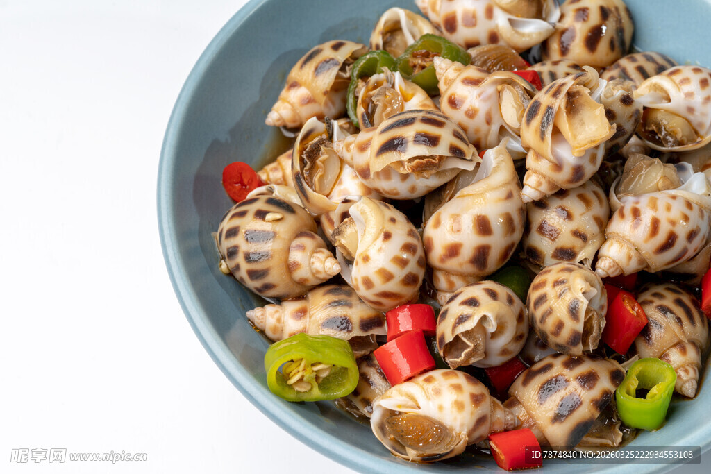 碗中花螺配红绿辣椒