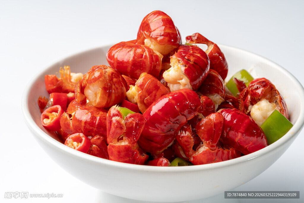 美味小龙虾尾盛于白碗中