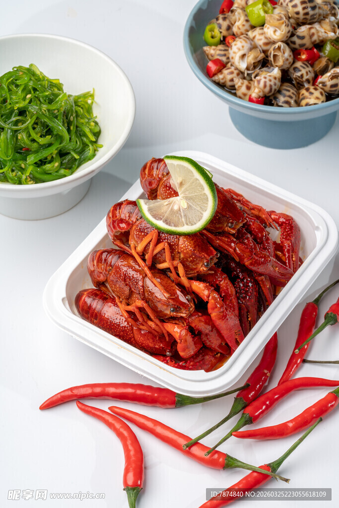 美味小龙虾搭配多样佐料