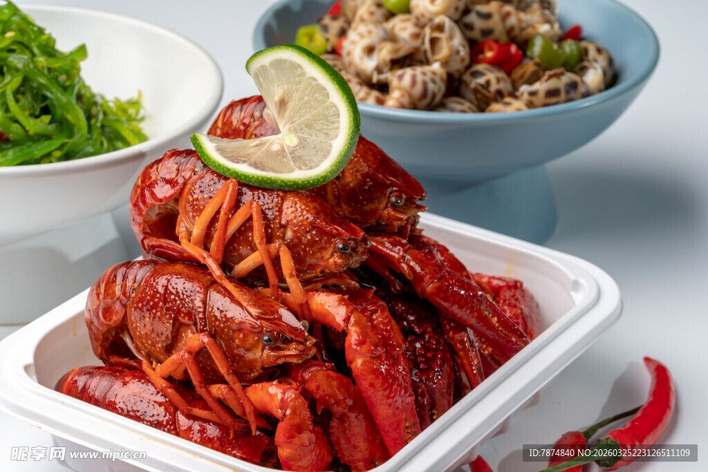美味小龙虾与多样配菜