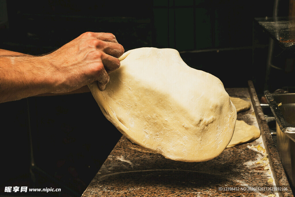 手工揉制新鲜面团