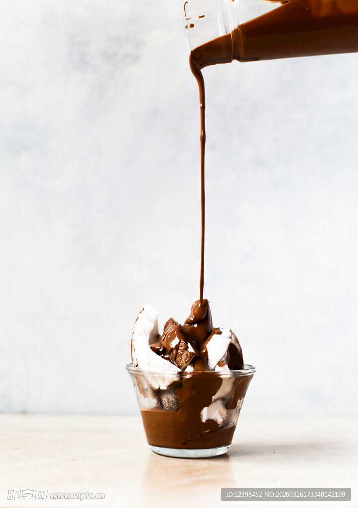 巧克力酱浇淋冰淇淋杯