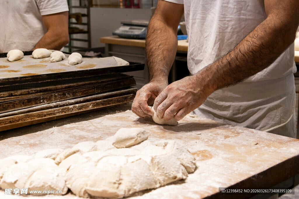 手工揉制面团