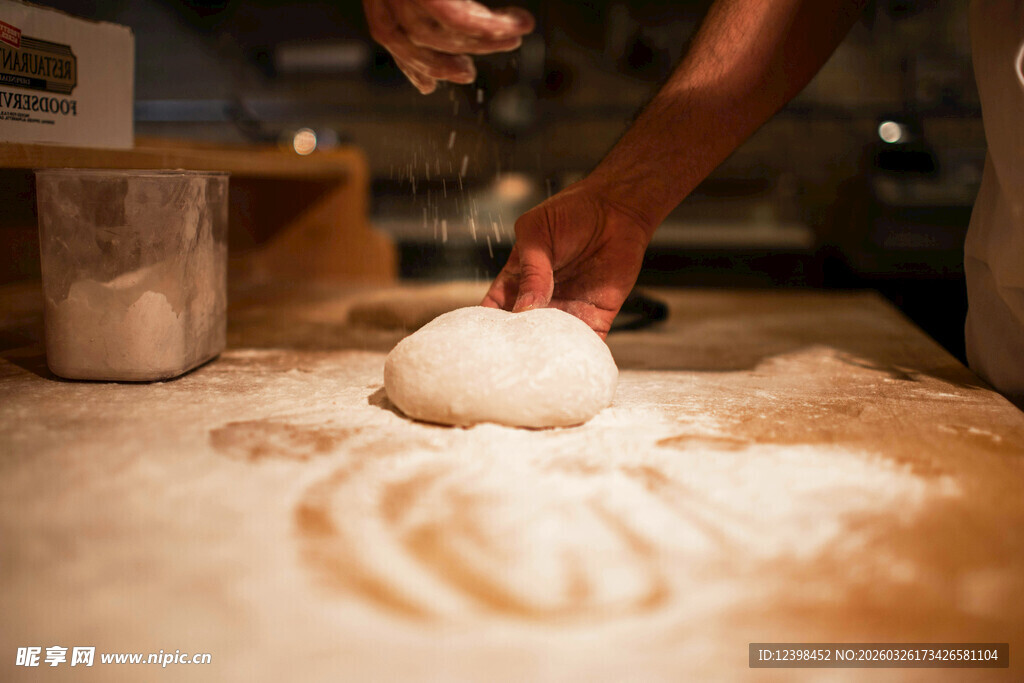 手工揉制面团的温馨瞬间