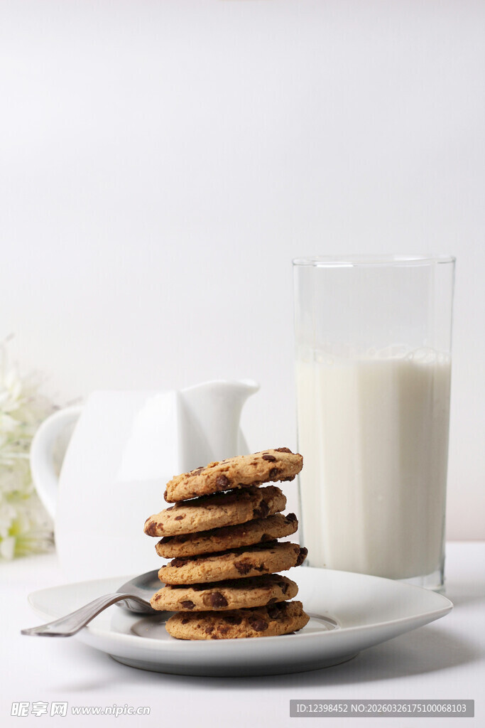 饼干配牛奶