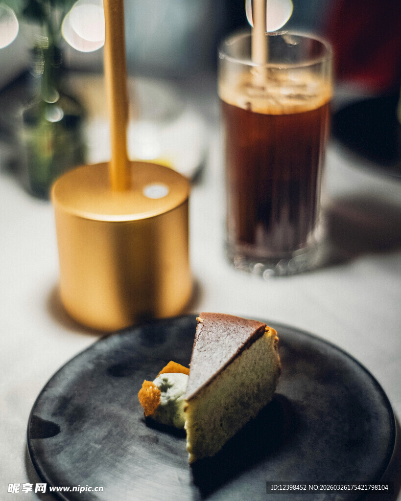 美味蛋糕搭配香浓咖啡