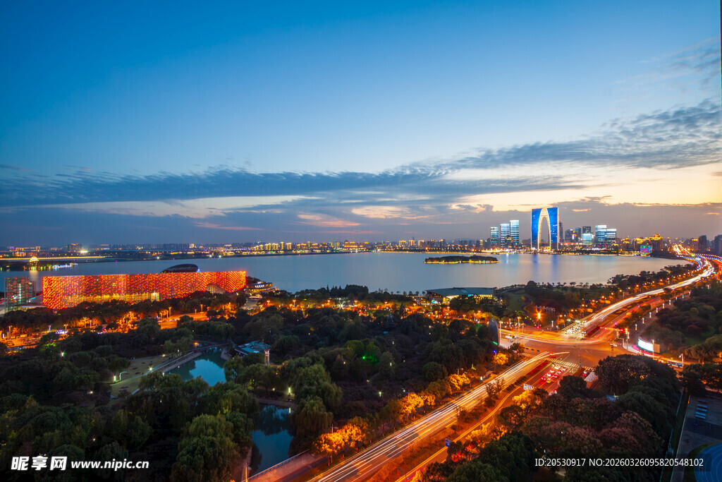 苏州金鸡湖城市地标夜景公路