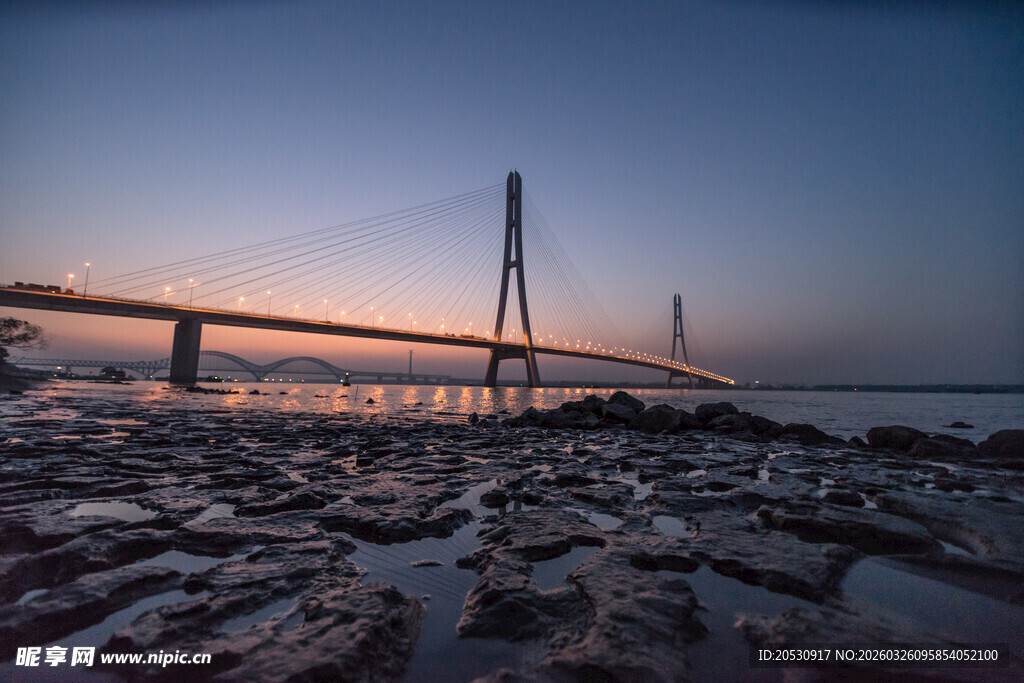 南京长江三桥晚霞城市桥梁建筑暮
