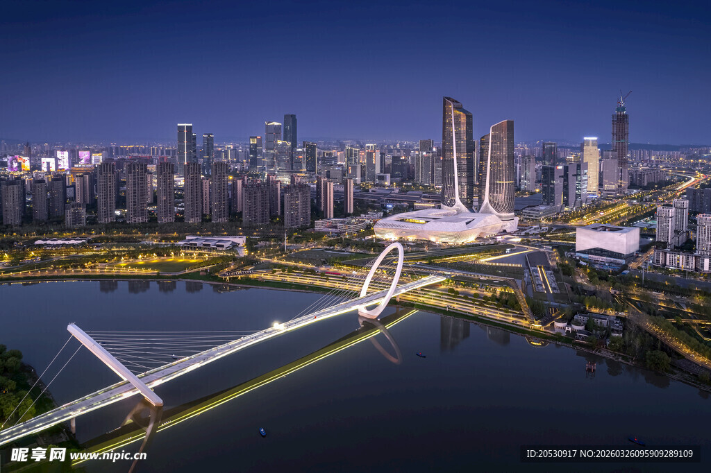 蓝调中的南京眼步行桥与双子塔