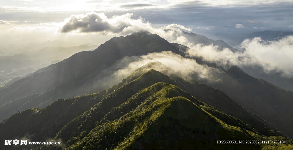 山峦云海间的壮美风光