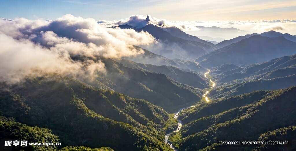 山间云海日出壮丽景观