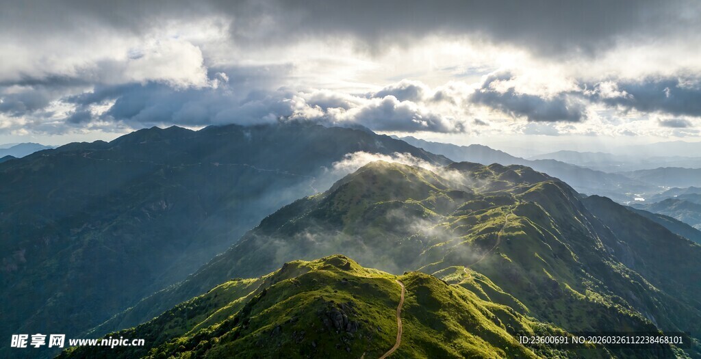 山巅云海间的壮美风光