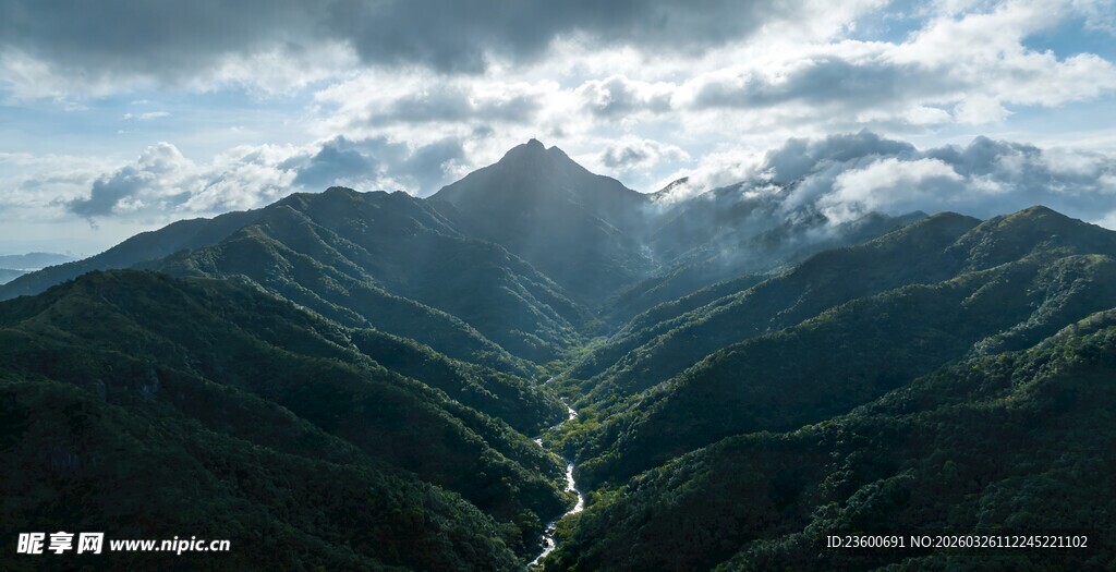 山间河谷壮丽自然景观