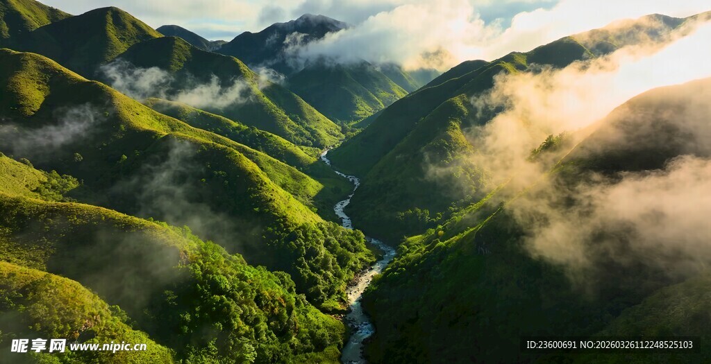 山间晨雾中的壮美山谷