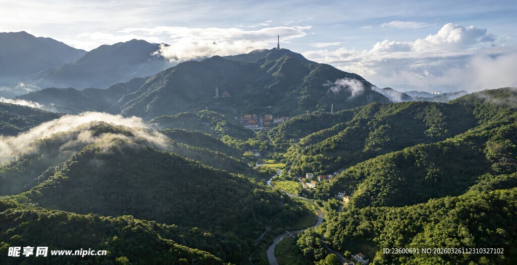 山峦叠翠间的壮美风光