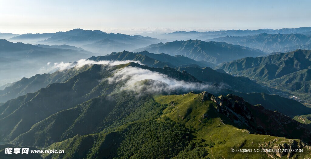 山峦云海间的壮美风光