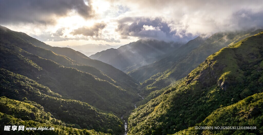 山间美景阳光穿透云雾