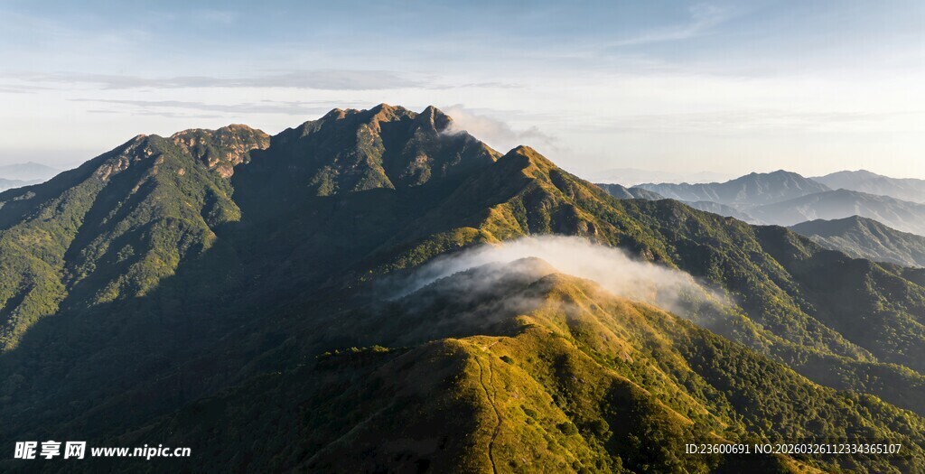 山间云雾缭绕的壮美景色