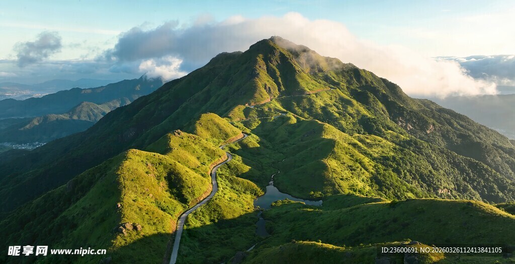山间绿野公路壮美山景