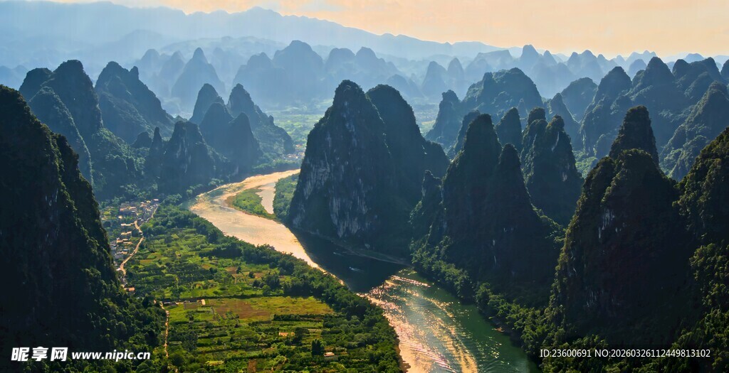 山间蜿蜒公路壮美峰林景