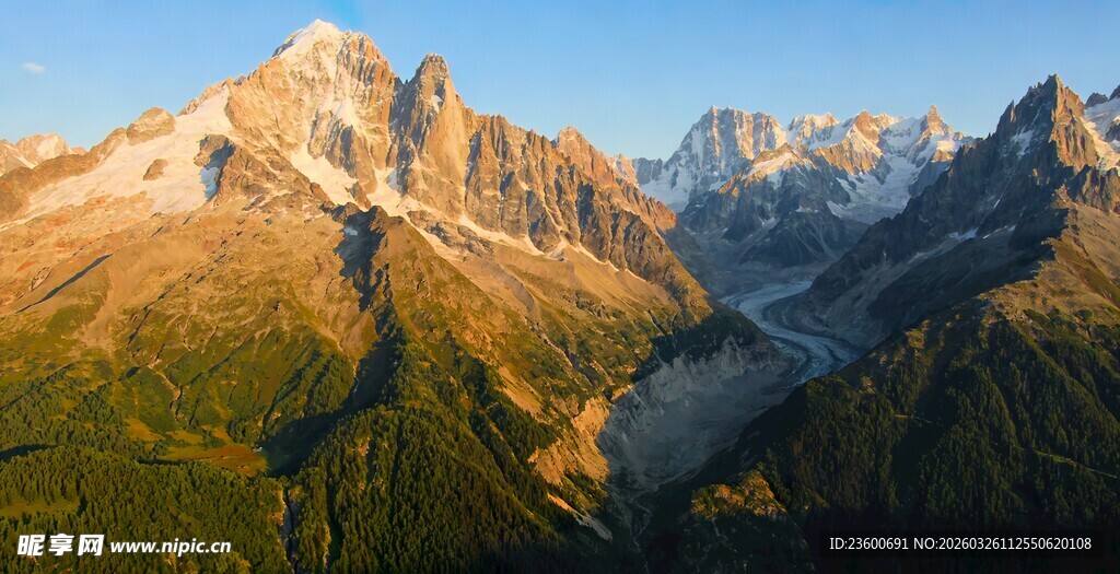 壮丽巍峨的山间美景