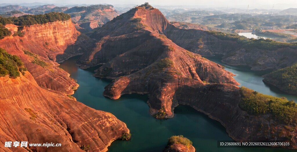 壮丽丹霞峡谷与碧水