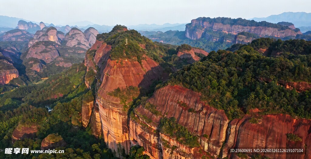 壮丽丹霞山峦景观