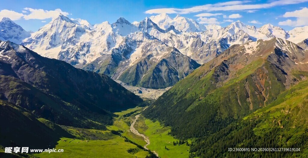 壮丽高山下的翠绿山谷