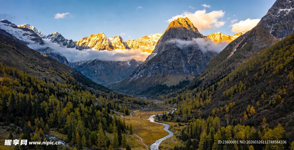 山谷中的壮丽雪山风光