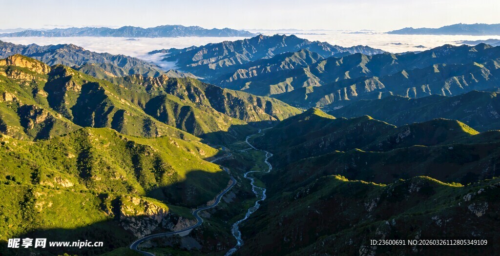 壮丽山峦间蜿蜒公路美景