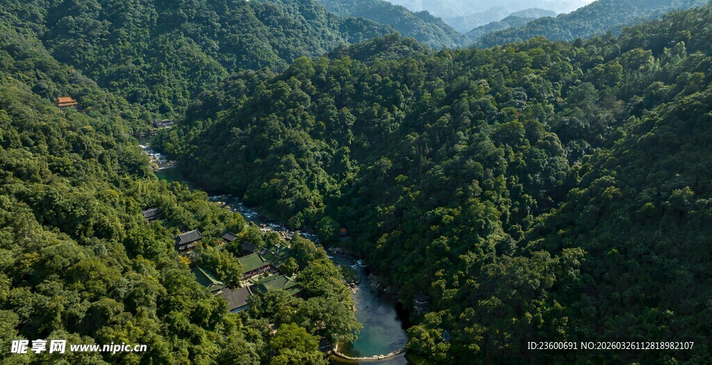 青山绿水间的蜿蜒河流