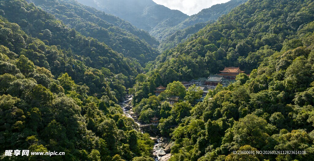 青山幽谷间的静谧景致
