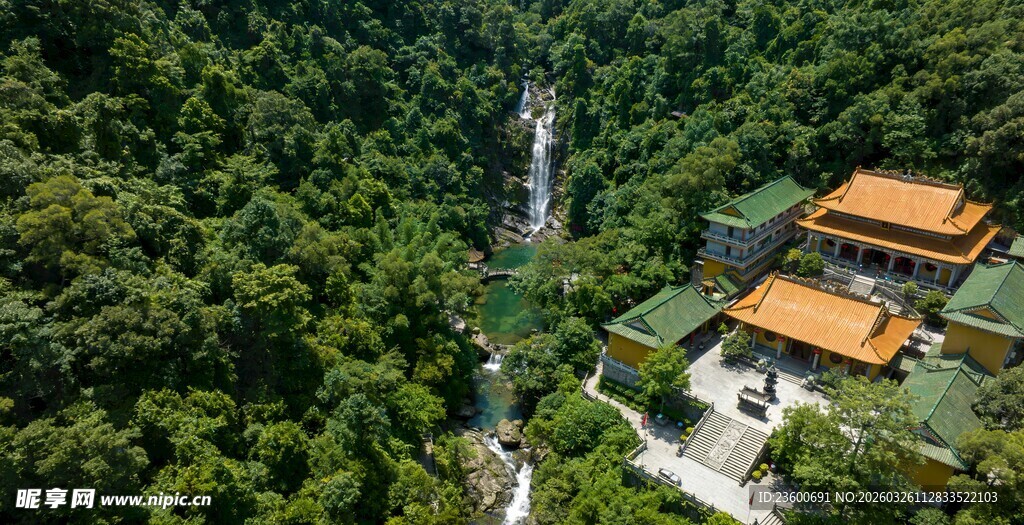山林间的中式建筑与瀑布