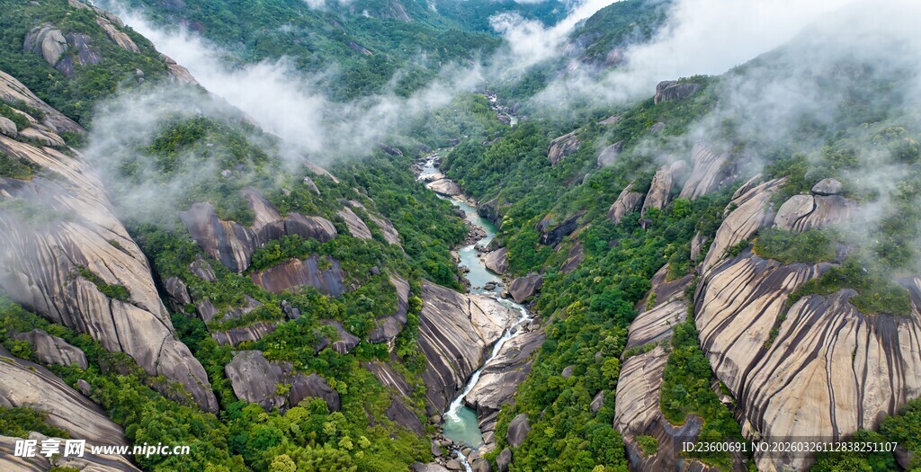 云雾缭绕的壮美山间景色