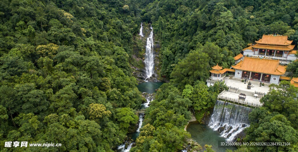 山林间的瀑布与中式建筑