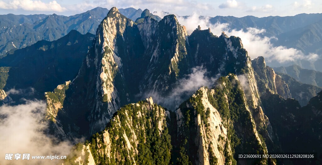 华山壮丽奇峰云海景观