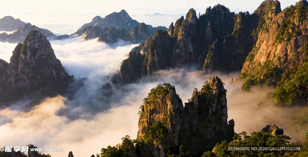 黄山云海中的壮丽山峰