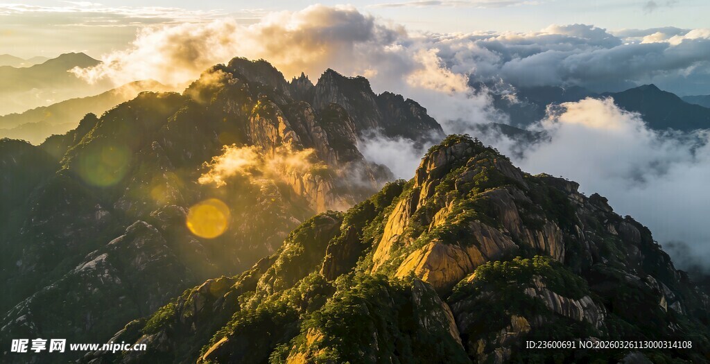 黄山日出云海间的壮丽山峰