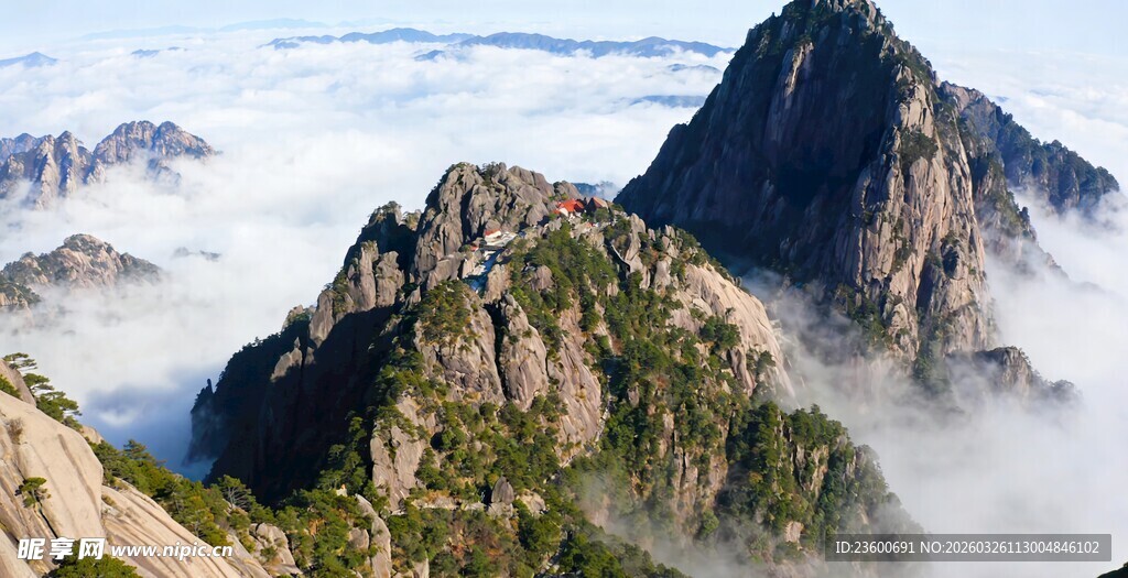 黄山云海中的巍峨山峰