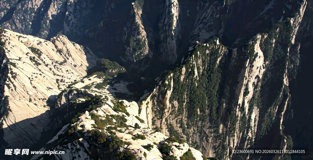 华山巍峨险峻的壮丽高山景色