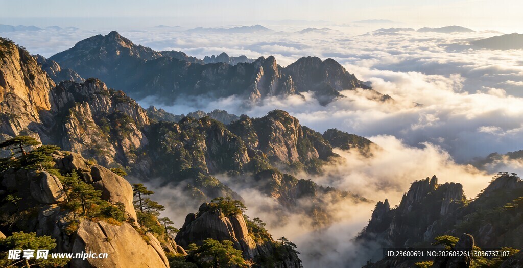 黄山云海中的壮丽山峰