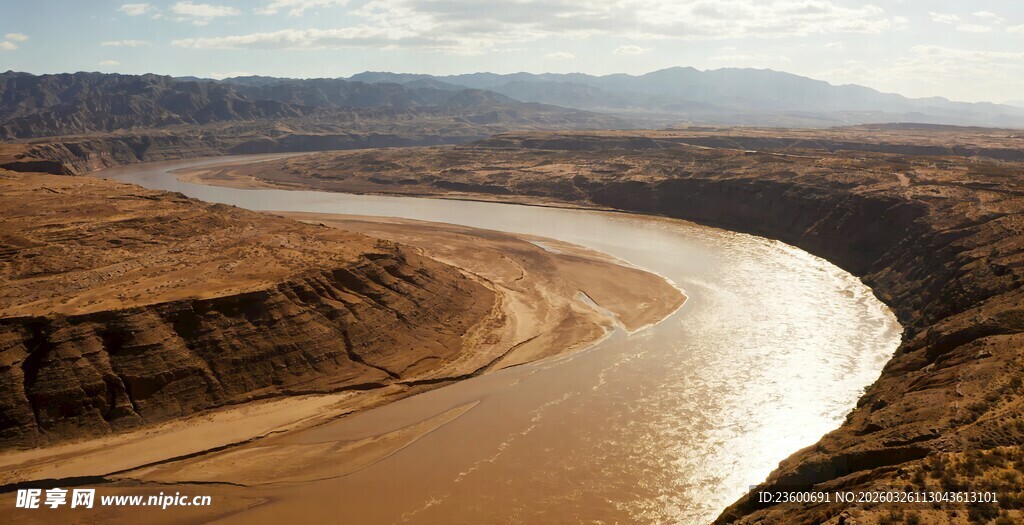 壮丽黄河蜿蜒于广袤大地