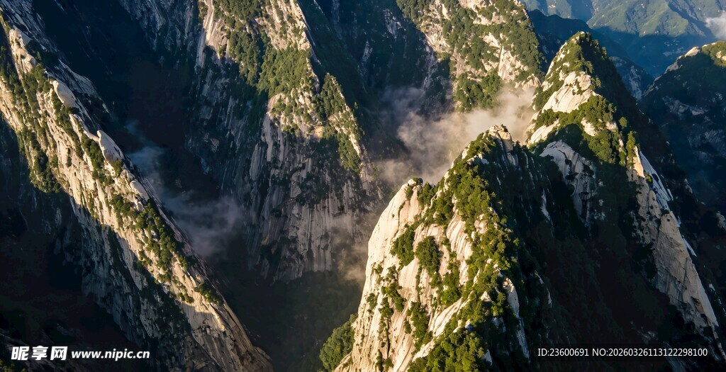 华山壮丽巍峨的高山景观
