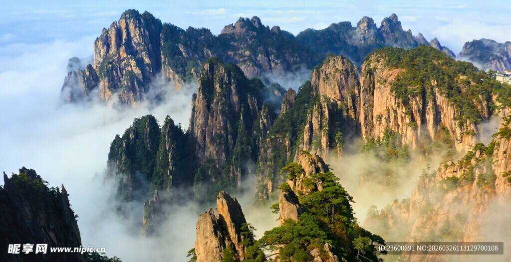 黄山云海中的壮丽山峰