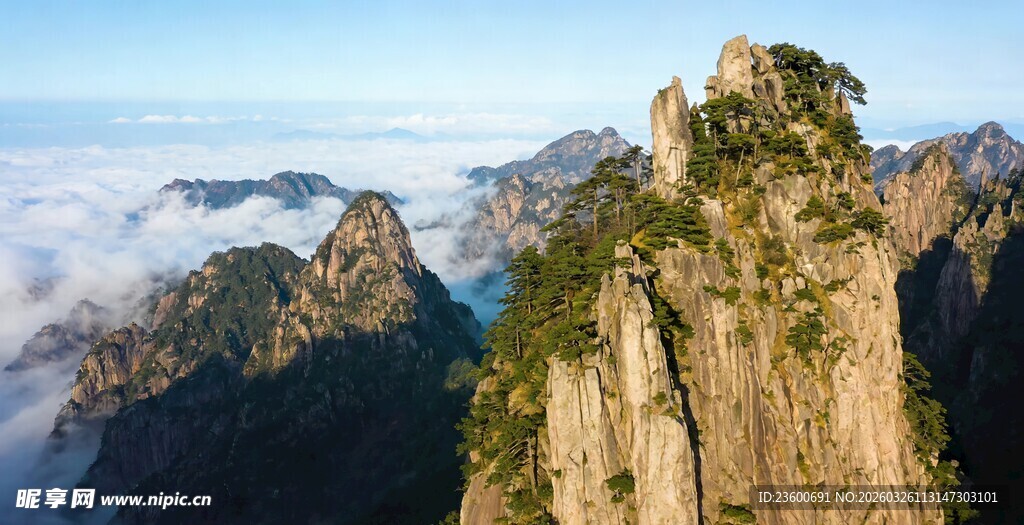 黄山巍峨山峰云海壮丽景观