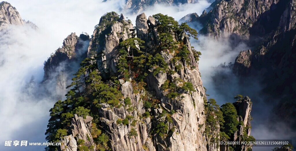 黄山云雾缭绕的壮美山峰