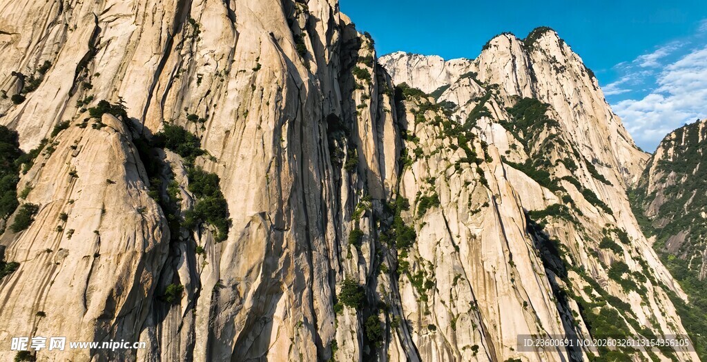 华山巍峨壮观的陡峭山峰
