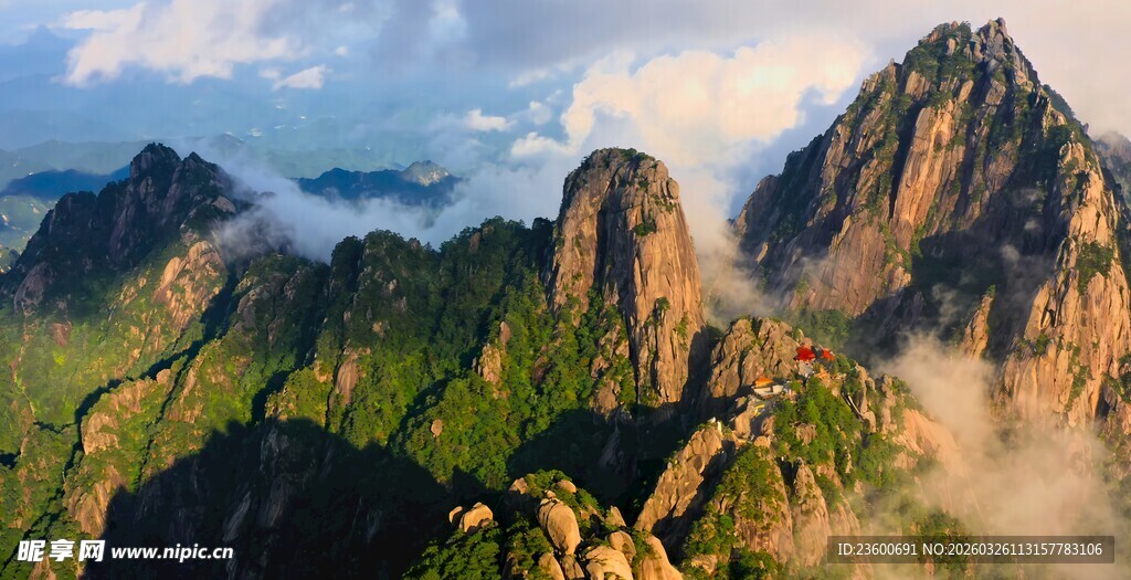 黄山壮丽山景云雾缭绕