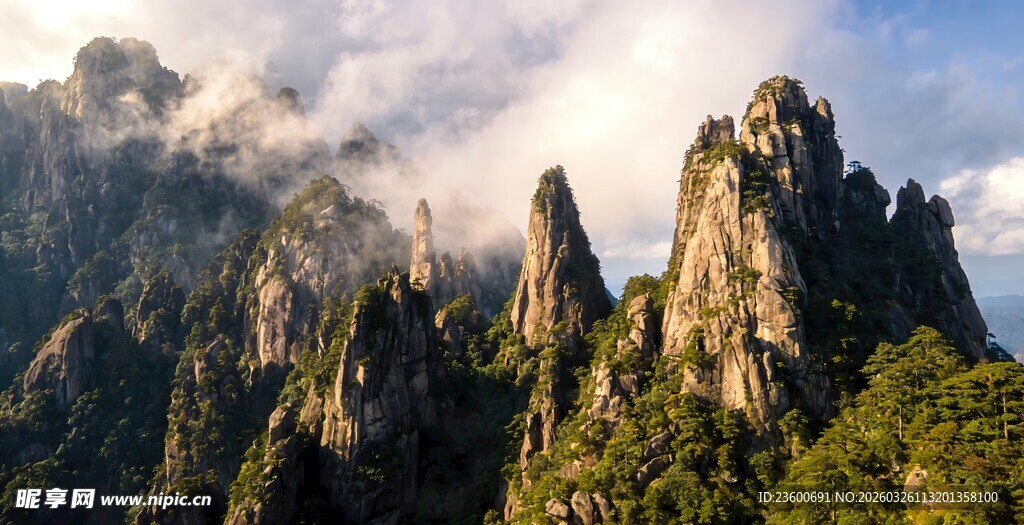 黄山壮丽山峰云雾缭绕景观